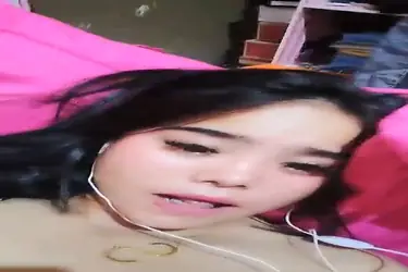 Aksi Mandiri Earphone Putih, Cewek Indo Viral Panas