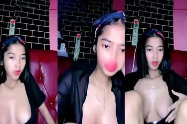 Hilly Livestream Pamer Toket Gede Montok Bergoyang Liar Lumer WOT
